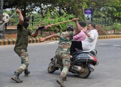خبرنگاران پلیس هند نقض کنندگان مقررات مقابله با کرونا را مورد ضرب و شتم قرار می دهد