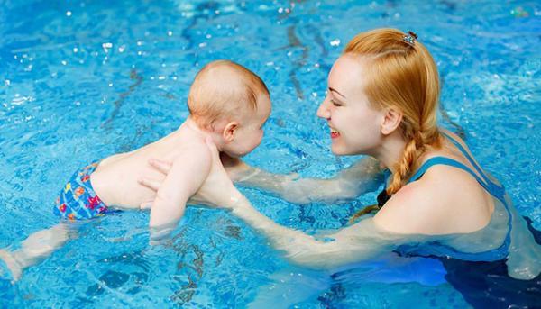 چه زمان و چگونه می توان به نوزادان و بچه ها شنا آموزش داد؟