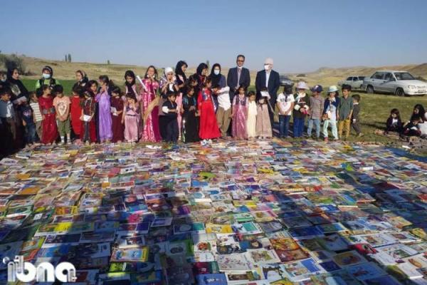 طراح خانه ویلایی: 1000 جلد کتاب از طرف خیّرین به بچه ها کتابخوان روستای باغچله اهدا شد