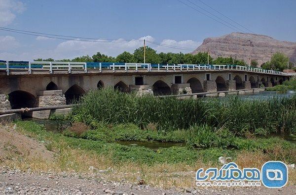 پل چوم یکی از پل های معروف استان اصفهان به شمار می رود